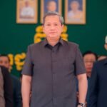 ចូលរួមប្រគល់វិញ្ញាបនបត្រសម្គាល់ម្ចាស់អចលនវត្ថុជូនប្រជាពលរដ្ឋ ចំនួន ២៣ ០៦៧ បណ្ណ ស្ថិតនៅឃុំជ័យធំ ឃុំរកាជន្លឹង និង ឃុំពុកឬស្សី ស្រុកខ្សាច់កណ្តាល ខេត្តកណ្តាល។